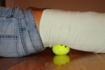 Here Is How to Use a Tennis Ball to Relieve Sciatica & Back Pain
