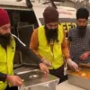 Sikh Volunteers Australia Are Giving Free Meals to Fire Victims & Firefighters on Site