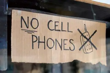 New Texas Restaurant Has a No Phone Policy & It Seems They’re Setting the Trend